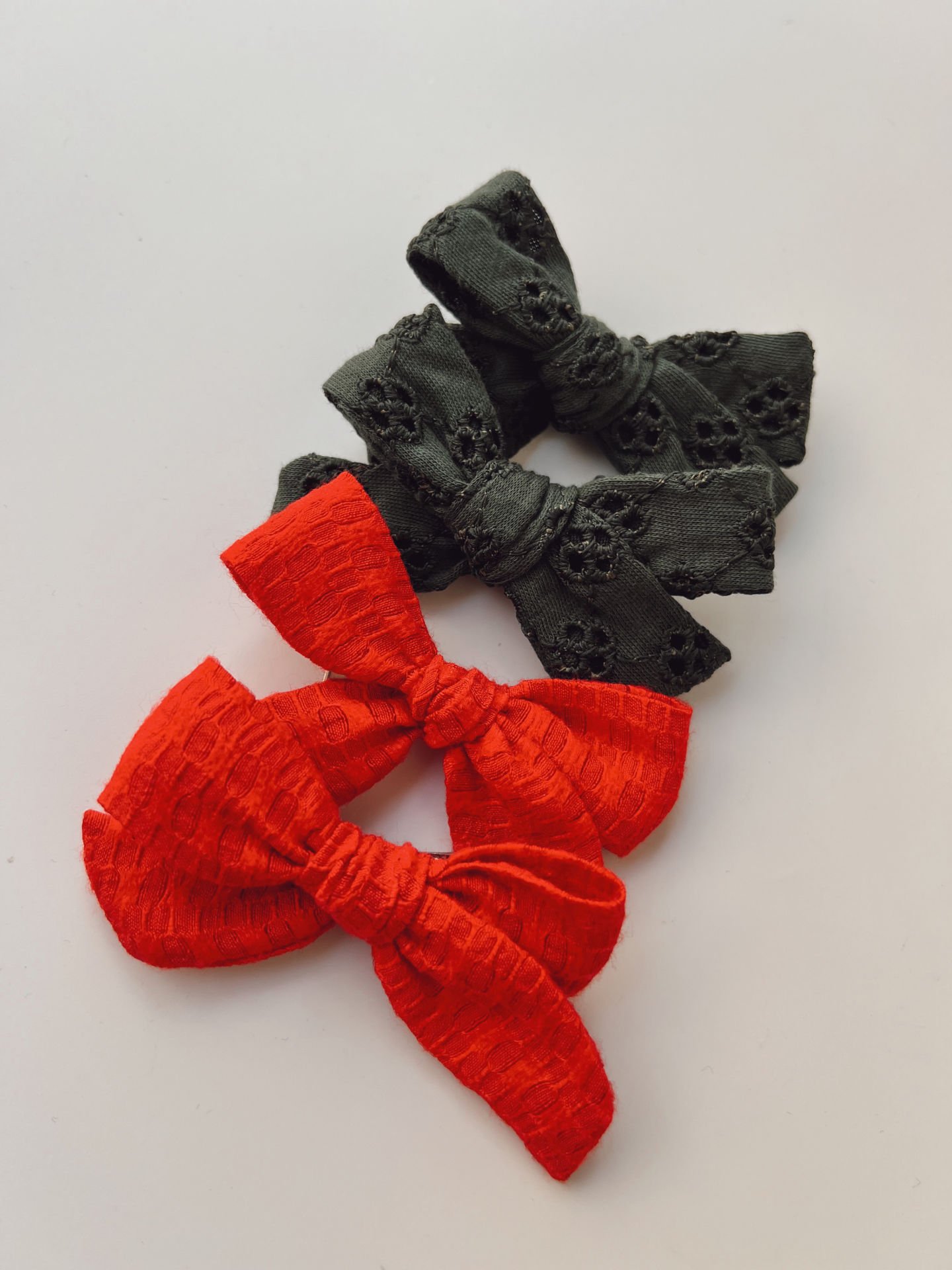 Kırmızı-yeşil fiyonk klips toka.(Bir çift fiyatıdır.)