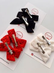 Kırmızı-siyah-beyaz fiyonk klips toka.(Bir çift)