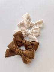 Ekru-yeşil fiyonk klips toka.(Bir çift)