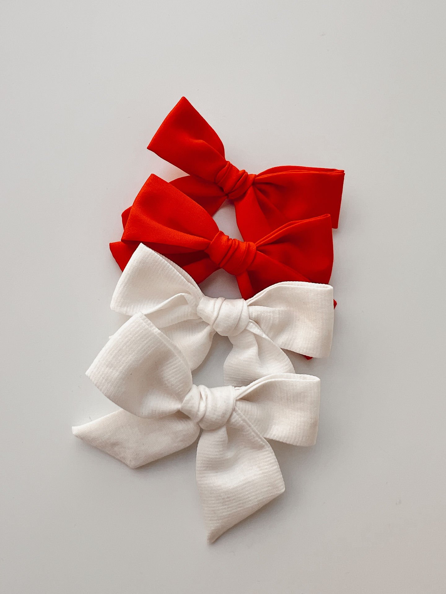 Kırmızı-beyaz fiyonk klips toka.(Bir çift)